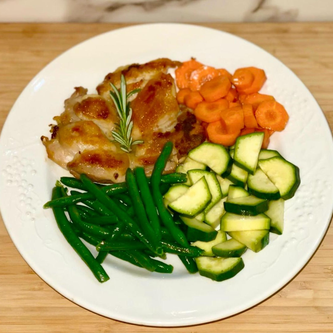 Coscia di pollo disossata senza pelle e verdure al vapore