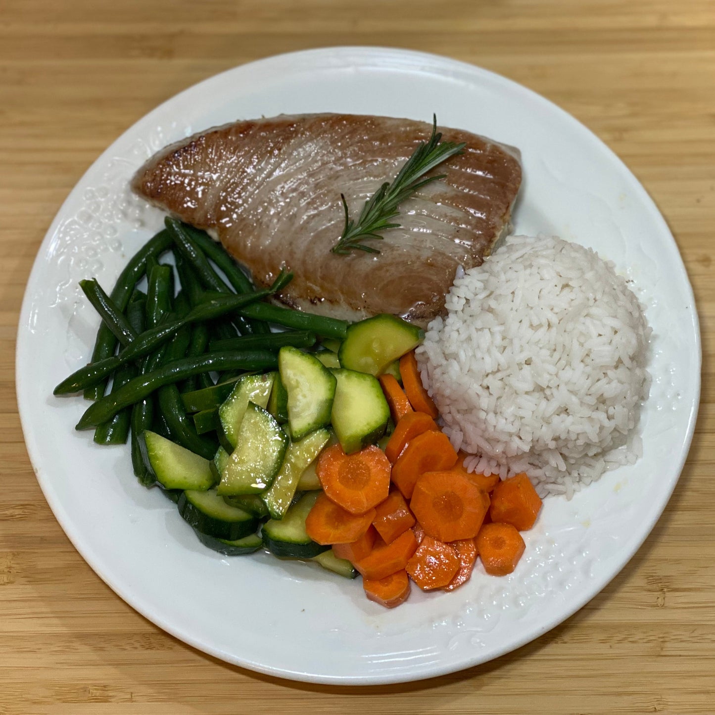 Tonno rosso con verdure al vapore e riso basmati