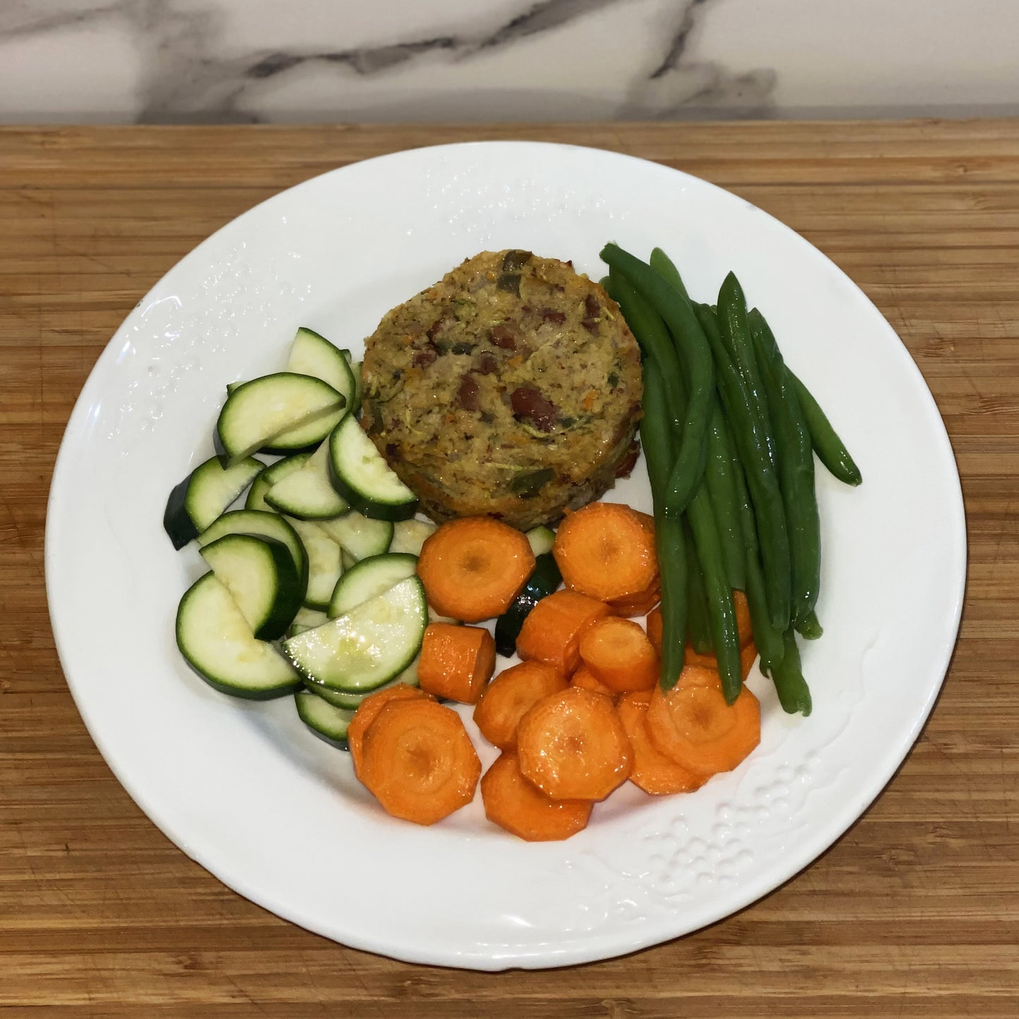Burger di verdure e mandorle con verdure al vapore