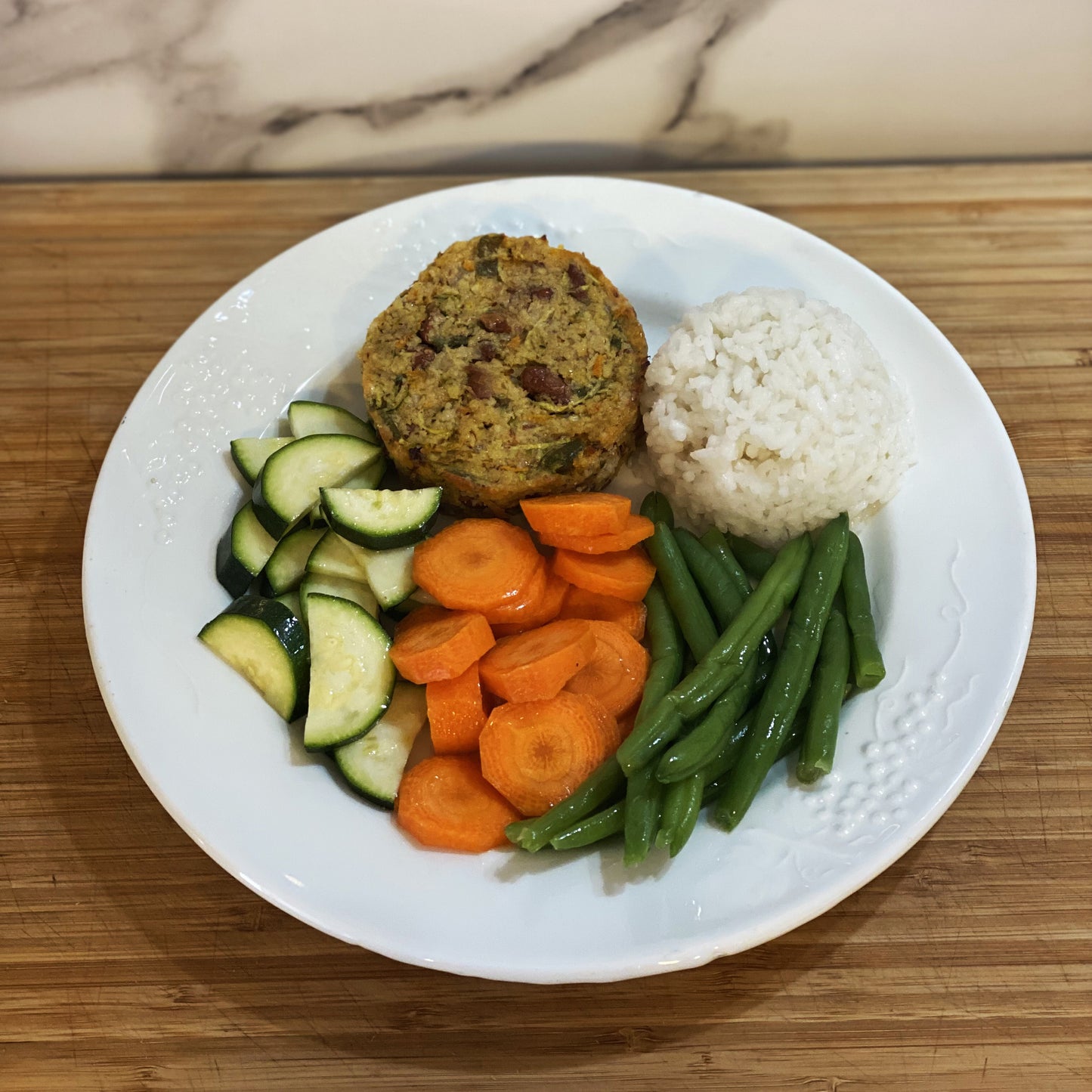 Burger di verdure e mandorle con verdure al vapore e riso basmati