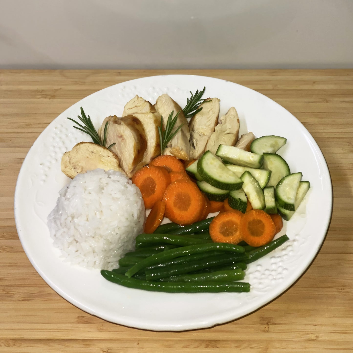 Tagliata di pollo con verdure e riso basmati