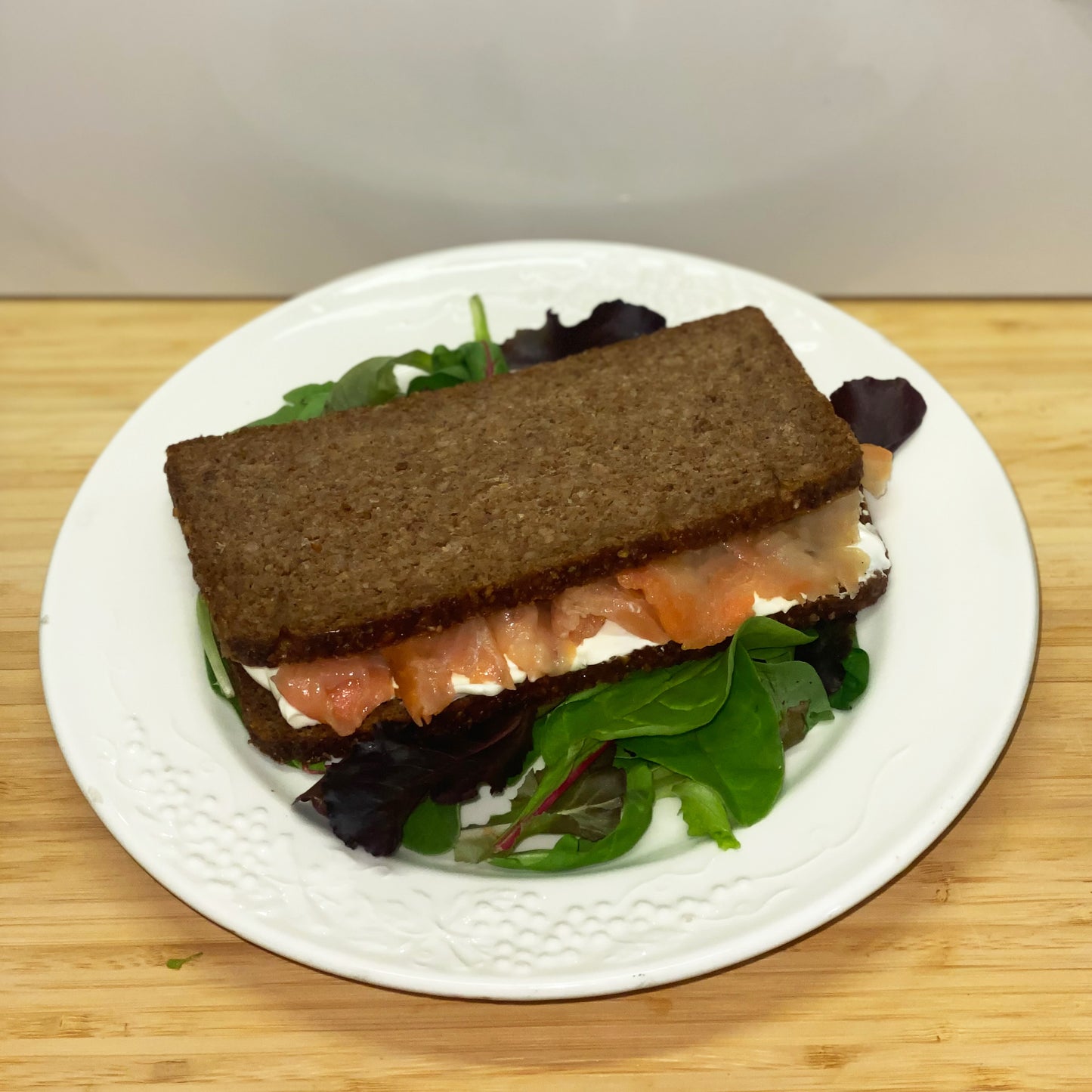 Sandwich di trota salmonata affumicata