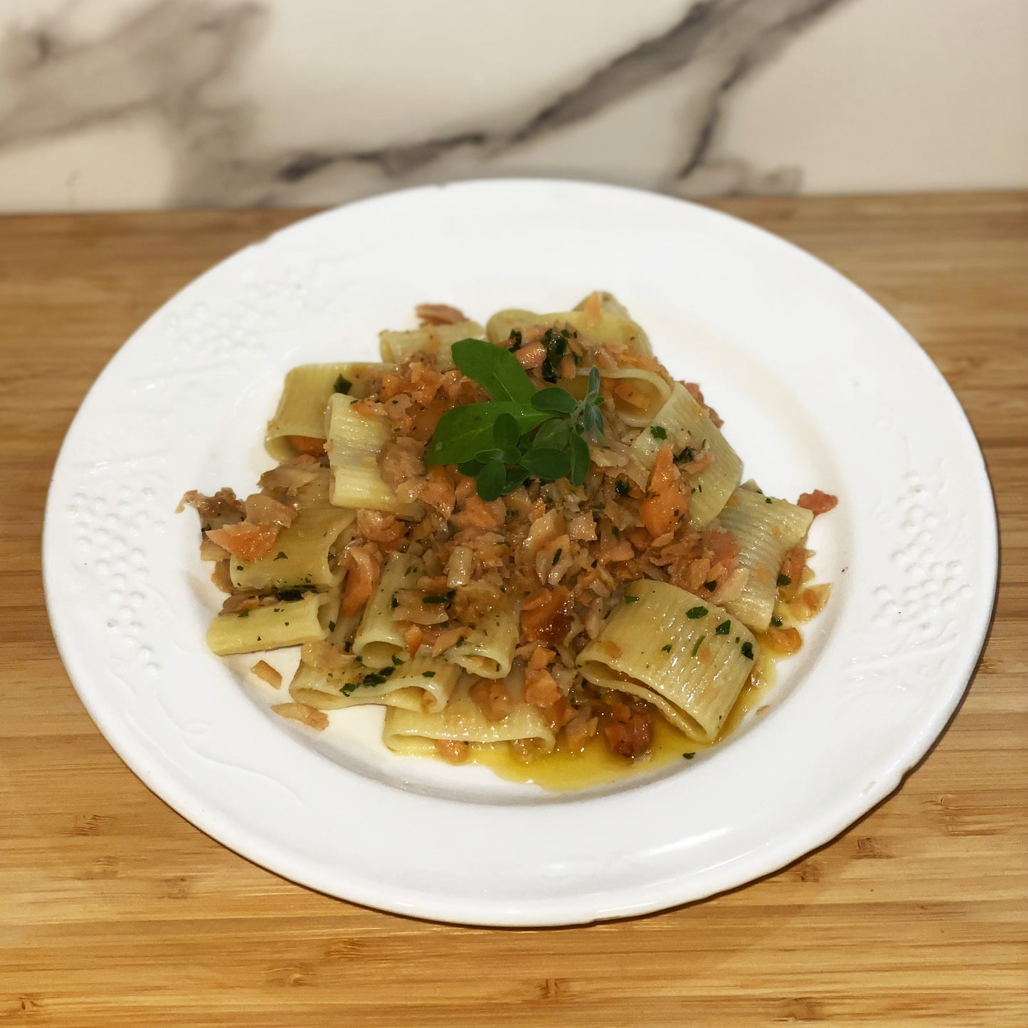 Pasta integrale fresca con ragù di salmone