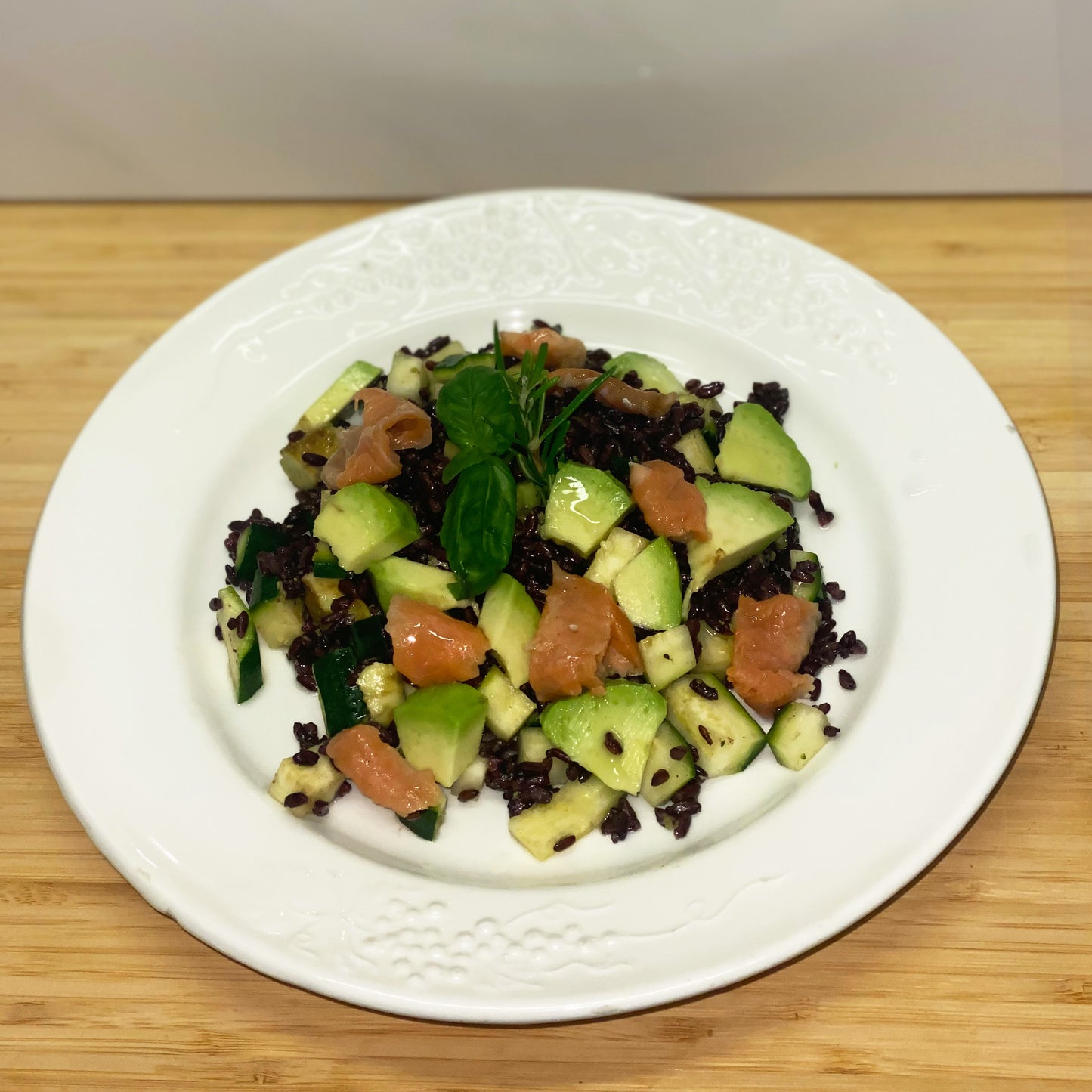 Spadellato Nero Salmone con zucchine e avocado