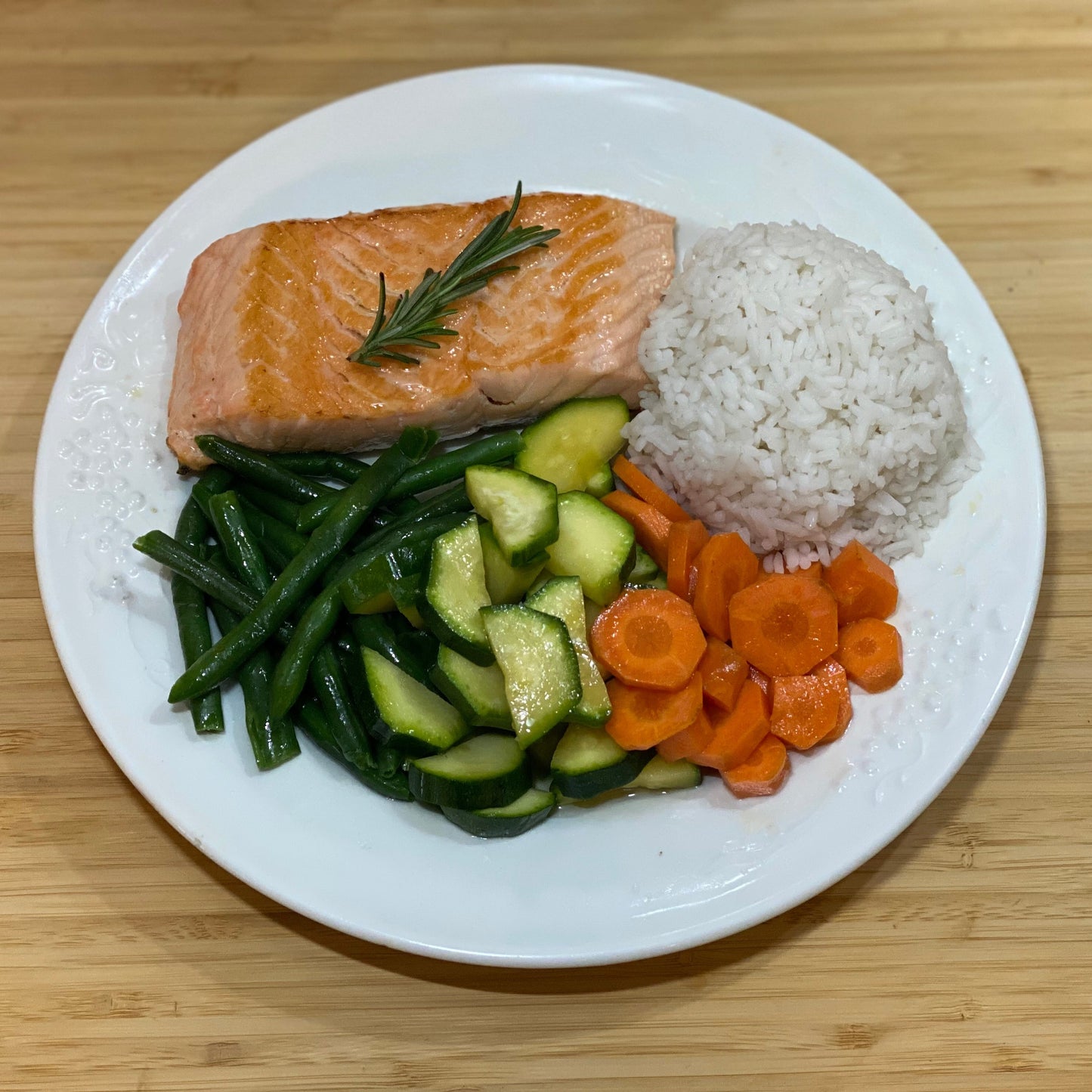 Trota salmonata con verdure al vapore e riso basmati